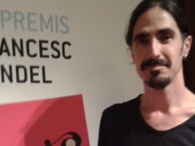 Hugo Marza recollint el premi pel programa que impulsa a l'Ajuntament de l'Hospitalet