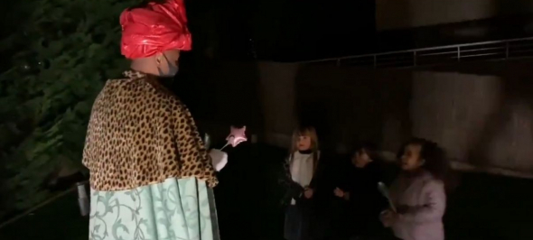 El Rei Baltasar i Camàlics visiten els infants del Bages durant la nit de Reis El Rei Baltasar i Camàlics visiten els infants del Bages durant la nit de Reis