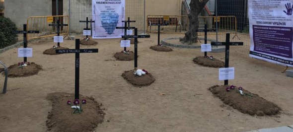 El Servei d'Igualtat d'Arenys de Munt realitza una acció en homenatge a les dones assassinades per violència masclista a Catalunya El Servei d'Igualtat d'Arenys de Munt realitza una acció en homenatge a les dones assassinades per violència masclista a Catalunya