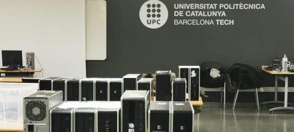La UEC La Clau rep 10 ordinadors gràcies al programa UPC Reutilitza